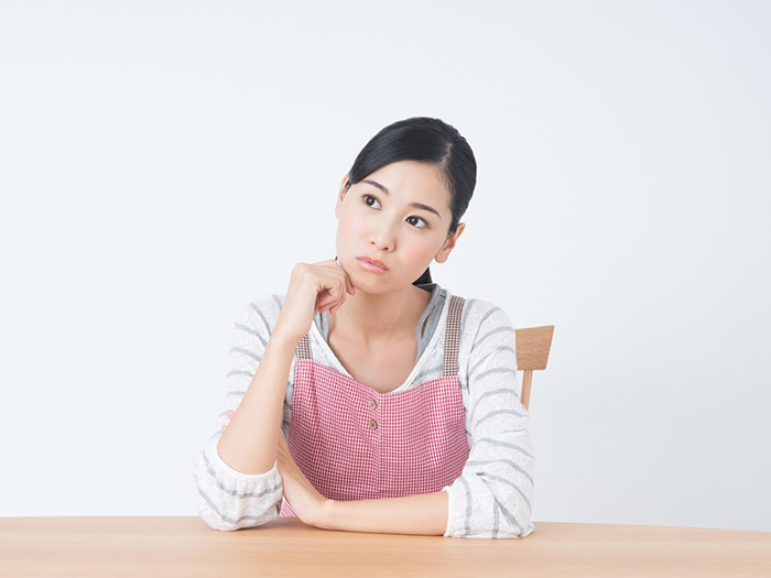 悩んでいる女性