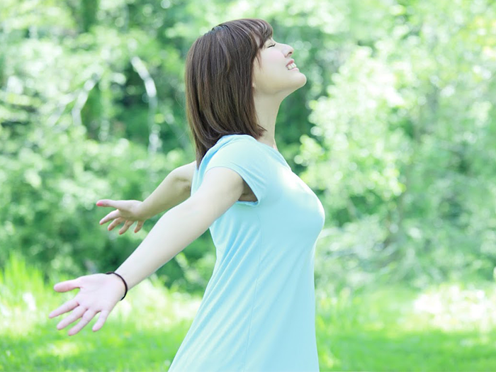 自然の中の女性